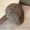 Chapéu Estilo Hot Girl Retro Americano com Estampa de Leopardo, Aba Frontal, para Cabeça Grande, Chapéu Emagrecedor de Rosto, Boina Versátil Feminina para Primavera e Outono