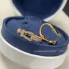 Pendientes de Herradura Fre/Fred Chapados en Oro de Alta Gama con Diseño de Giro Completo de Diamantes, Pendientes Versátiles de Lujo Ligero para Mujer