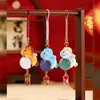 Los artículos populares incluyen colgantes de cristal, cajas sorpresa, llaveros lindos para teléfono, adornos colgantes de caballo del zodiaco para coche y regalos de moda.