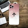 Nueva funda para iPhone 15 con diseño de avión en el cielo y nubes.