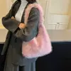 Bolsa de pelúcia para axila outono e inverno para mulheres, uma bolsa de ombro estilosa e versátil, uma bolsa de mão moderna e versátil, uma bolsa fofa, uma bolsa em formato de bolinho