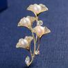 Nuevo elegante broche de hoja de ginkgo de perla de agua dulce elegante moda ropa ropa creativa planta corsage accesorios para mujeres