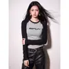 Camisa raglán de manga larga gris retro americana para mujer, camisa base de otoño corta ajustada con diseño de hombro normal