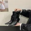 Elegante fivela de cinto de uma alça botas afinadas com bico fino e salto agulha, botas curtas western cowboy plissadas retrô de meia-panturrilha