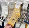 0 Calcetines de algodón de tubo medio sencillos de color liso con microrollos sueltos para mujer Corea del Sur gg Otoño e Invierno Nuevos calcetines de oso de dibujos animados Transfronterizos