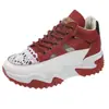 Sapatos Brancos Vazados Femininos 2026 Verão Novo Moda Casual Sapatos Para Pessoas Baixas Aumento de Altura Solado Macio Respirável Sapatos de Pai