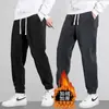 Calças de moletom de veludo cotelê para outono e inverno, calças casuais com retalhos, calças jogger masculinas de corte solto com forro de fleece e design espessado