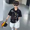 Conjunto de Verão com Manga Curta para Meninos 2026 Nova Polo Estilosa Estilo de Rua para Crianças Maiores, Roupa Leve de Verão para Meninos