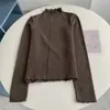 Roupa íntima moderna com botões, gola semi-alta, blusa base de malha com borda franzida, top elegante de corte justo que te deixa mais magra