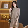 Camisa básica feminina de comprimento médio para outono e inverno de 2026, camada interna estilosa com gola semi-alta, suéter grosso, vestido elegante para mães