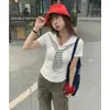 Foto Real # Camiseta de Manga Curta com Ombreira e Listras Cinzas para Mulheres, Novo Estilo Primavera 2026, Corte Justo, Decote V, Ajuste na Cintura.