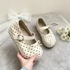 Zapatos planos versátiles y prácticos de lunares, adecuados para todas las edades, creando un look elegante para el uso diario, lo que los convierte en una excelente opción para zapatos de mujer