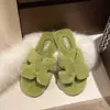 Pantuflas de una tira, ligeras y lujosas para otoño/invierno, de suela plana, estilo nuevo, con forro esponjoso, para mujer, colección europea 2026, diseño simple para usar en exteriores