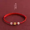 Pulsera de Hilo Rojo de la Suerte Flor de Durazno, Tejida a Mano con Pequeño Colgante de Flor de Durazno, Versátil para Estudiantes Hombres y Mujeres, Pulsera de Cuentas de Buena Suerte para Parejas