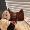 Bolsa Satchel Retro de Design de Nicho Bolsa Bolinho para Mulheres Novo Estilo Inverno 2025 Estilo Estrangeiro Versátil Bolsa de Ombro Único Transversal de Luxo Leve