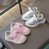 Zapatos de skate para niñas zapatos infantiles 2024 nuevo otoño e invierno superficie de cuero para niños suela blanda zapatos deportivos antideslizantes casuales versátiles