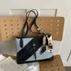 Textura de Alta Gama, Elegante y de Gran Capacidad, Nueva Moda Primavera 2026, Pañuelo de Seda, Bolso de Hombro Simple y Versátil, Transfronterizo