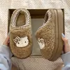 Estas lindas pantuflas de invierno con temática de gato KT son perfectas para usar afuera, proporcionando calidez y una sensación cómoda y acolchada.. Son antideslizantes, están hechos de algodón esponjoso y son adecuados para estudiantes y mujeres.