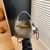 Bolsos de Mujer de Gama Alta de Nicho 2025 Nuevo Otoño e Invierno Retro Versátil Bolso Cruzado Bolso de Mano Casual para el Trabajo Bolso Cubo