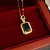 Elegância Vintage! Colar Quadrado de Esmeralda e Diamante, Corrente para Clavícula Estilo Corte Francês, Joia de Design Nicho para Mulheres
