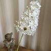 [Material de flor blanca] Arreglo floral de hortensia, rosa, flor de pasto escarchado con decoración de material de hoja de niebla de techo de pasto, flor de simulación para boda