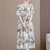 Vestido floral de mamá, nuevo modelo verano 2026, para mediana edad y mayores, hecho de algodón rayón, corte holgado, estampado, vestido de longitud media