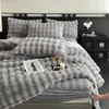 Juego de Cuatro Piezas Estilo Falda de Cama de Felpa de Conejo Engrosada Sábana de Leche Funda Nórdica Doble Cara Más Felpa Franela Coral Fleece Invierno