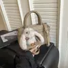 Bolsa Pequena de Mão Maillard Outono e Inverno para Mulheres 2025 Nova Bolsa Quadrada Pequena Retro de Camurça Bolsa Transversal Simples Casual