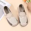 Sapatos Femininos Primavera e Outono Sapatos de Tecido Old Beijing Malha Respirável Slip-on Sapatos Casuais Solado Macio Confortáveis Sapatos para Mãe de Meia-idade e Idosos