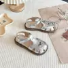 Sandalias de Moda Versátiles Cerradas para Niñas 2026 Verano Nuevos Zapatos Dulces de Princesa con Lentejuelas en Forma de Corazón para Niños
