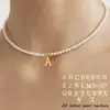Colar Popular da Amazon com 26 Letras Iniciais, Contas de Pérola, Corrente para Clavícula, Design Nicho Simples, Colar com Pingente Elegante