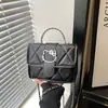 Bolsa feminina da moda e estilosa 2026 nova versão coreana, texturizada, fashion, simples, cor sólida, bolsa pequena quadrada de corrente para ombro