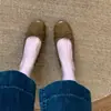 Sapatos de casamento Chuyuji estilo francês, rasos, vermelhos, femininos, novo modelo de verão 2026, sapatilhas prateadas com laço