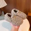 Sapatos felpudos para meninas 2026 novo outono e inverno infantil forrados de fleece sola macia princesa quentes para exterior bebê sapatos de algodão