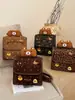 Bolsas de mujer transfronterizas, nueva colección otoño/invierno 2026: mochilas de moda y con estilo con una estética preppy, que presentan un lindo bordado de oso