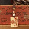 Chaveiro auspicioso de paz em latão puro com envelope de paz em óleo vermelho, cordão de chave trançado à mão, pingente para chave de carro