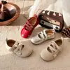 Zapatos pequeños de cuero estilo británico 2026 primavera y otoño nuevos versión coreana zapatos de princesa huecos para niñas con suelas suaves y mocasines con cuentas