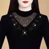 Nueva capa base de encaje con pedrería estilo coreano de otoño e invierno, top hueco de moda, elegante top de manga larga con pedrería para mujeres de mediana edad y mayores