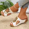 Sandálias de Cunha Transfronteiriças Novo Estilo Europeu e Americano para Mulheres, Chinelos Slip-On de Boca de Peixe Planos de Verão com Fivela de Metal, Moda para Uso ao Ar Livre