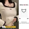 Camiseta básica de veludo macia e aconchegante com decote quadrado para mulheres, para usar na primavera com um toque de luxo, camada interna estilo ins para outono e inverno, top justo de manga comprida puro e atraente
