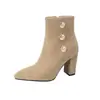 Botas de Cano Curto Pretas Foscas Bico Fino Salto Bloco Femininas Retro Fivela de Metal Zíper Lateral Botas de Cano Curto Outono Inverno Temperamento Salto Alto Emagrecimento Botas