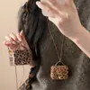 Colar Pingente de Bolsa de Corda Tecida com Floco Europeu e Americano, Corrente de Clavícula Versátil de Nicho, Joia de Luxo Leve de Alta Qualidade para Mulheres