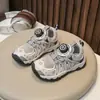 Tênis esportivos infantis 2026 primavera novos sapatos casuais para meninas sapatos de corrida anti-impacto sapatos respiráveis para meninos para atividades ao ar livre e caminhada
