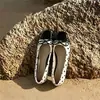 Sapatos Mary Jane de salto grosso para combinar com saias, novo estilo de verão 2026, versáteis e elegantes, sapatos baixos de bolinhas inspirados na Chanel para mulheres