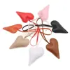 Nuevo colgante de bolsa creativa de cuero con forma de corazón de melocotón, adornos de PU de amor exquisitos, pequeño regalo, accesorios de cuerda para mano de ropa, fabricantes