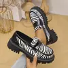 Sapatos Mary Jane de Couro com Estampa de Vaca Transfronteiriços Europeus e Americanos para Mulheres, Mocassins com Solado Grosso para Mulheres, Estilo Britânico, Sem Cadarço, Texturizados, Atacado, Tamanhos Grandes