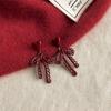 Brincos de Amor com Gotejamento de Óleo Estilo Hong Kong Retrô Elegante para Mulheres Outono e Inverno Brincos Vermelhos Ankora Estilo Moda Luxo Leve Brincos Brancos