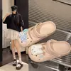 Zuecos de suela gruesa, ligeros, antideslizantes, de verano, suela blanda, con dibujos animados, lindos, estilo nuevo, Sandalias cerradas para mujer 2026