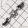 Clipe para Xale Europeu e Americano Retrô Clipe para Suéter Feminino Diamantado Fivela para Toalha de Seda Broche Anti-luz Clipe para Gola Lenço Acessórios de Liga