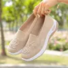 Zapatos de Tela Old Beijing Bai Zhenhe para Mujer, Zapatos de Malla Bordados Huecos Transpirables de Suela Suave, Slip-On de Suela Gruesa para Madres de Mediana Edad y Mayores